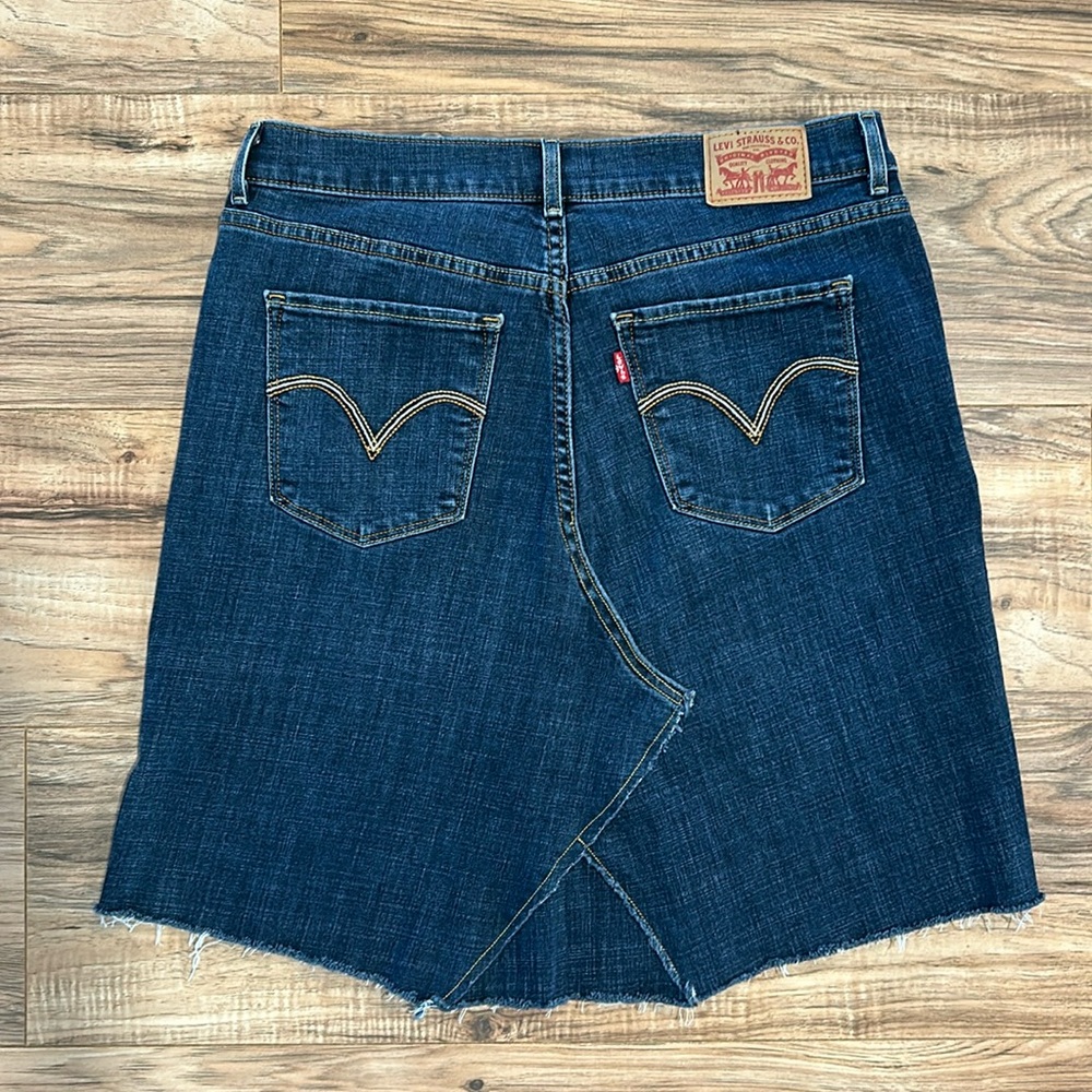 LEVI’S denim classic bootcut mini skirt. A must have